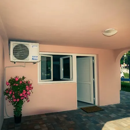 Apartman Nola شقة *