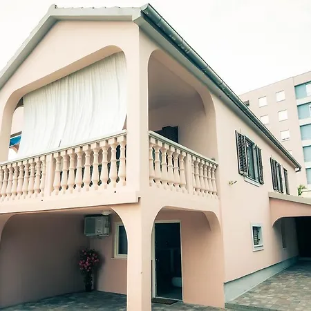 Apartman Nola شقة *