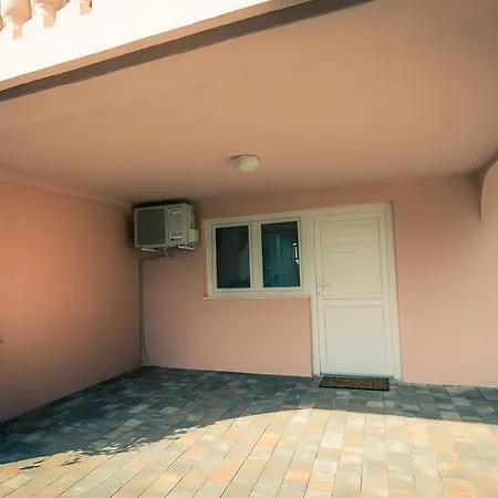 Apartman Nola شقة زادار